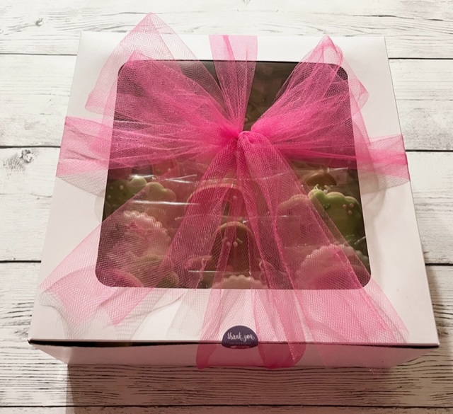 Picture of a white cookie gift box with a ping bow